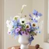 Bình hoa cúc cánh bướm mix hoa rum hoa hải quỳ tone xanh trắng