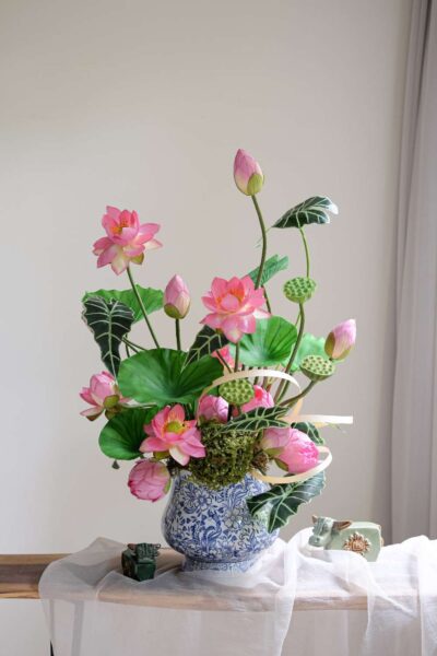 Bình hoa sen vải tone hồng