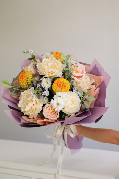 Bó hoa lụa quà tặng mix mẫu đơn tone kem