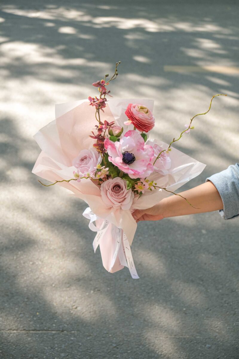Bó hoa quà tặng mix hải quỳ hoa hồng lan á tone hồng