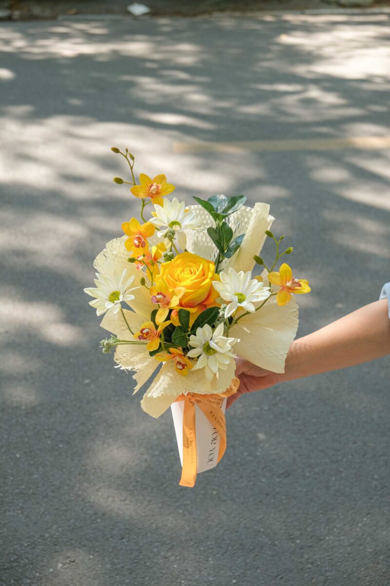 Bó hoa quà tặng ốc quế mix hoa hồng cúc daisy lan á tone vàng
