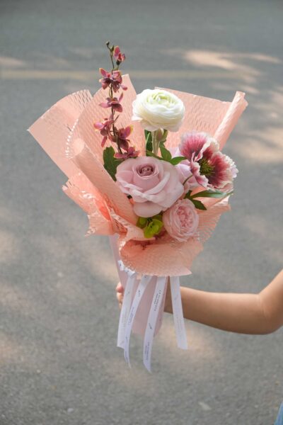 Bó hoa quà tặng ốc quế mix hoa hồng lan á mao lương tone hồng