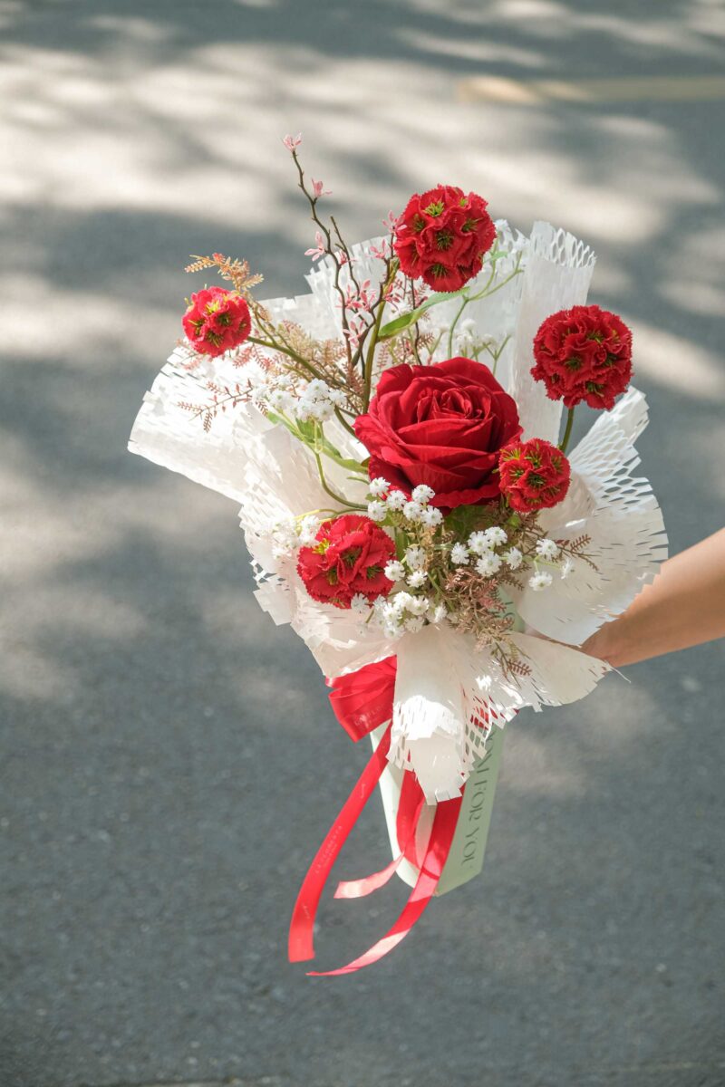 Bó hoa quà tặng ốc quế mix hoa hồng tú cầu nhỏ tone đỏ