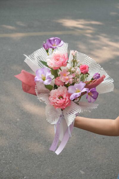 Bó hoa quà tặng ốc quế mix mẫu đơn hoa baby tone hồng tím