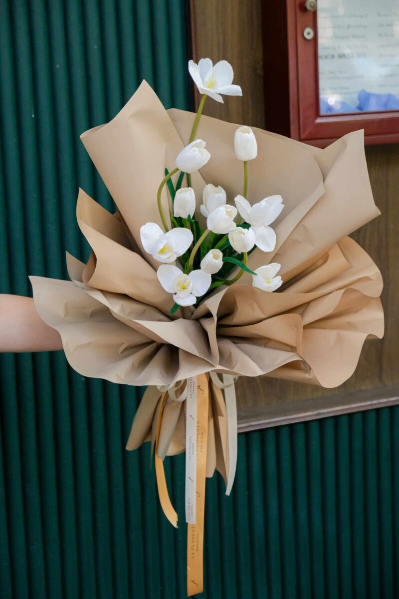 Bó hoa quà tặng tulip tone trắng nâu