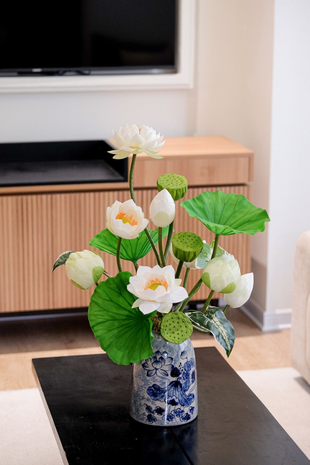 Bình hoa sen vải tone trắng