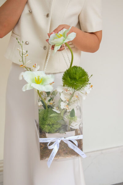 Túi hoa quà tặng ngọc trai tulip mix green wicky tone trắng