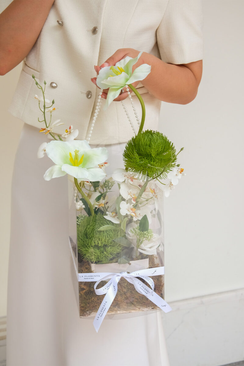 Túi hoa quà tặng ngọc trai tulip mix green wicky tone trắng