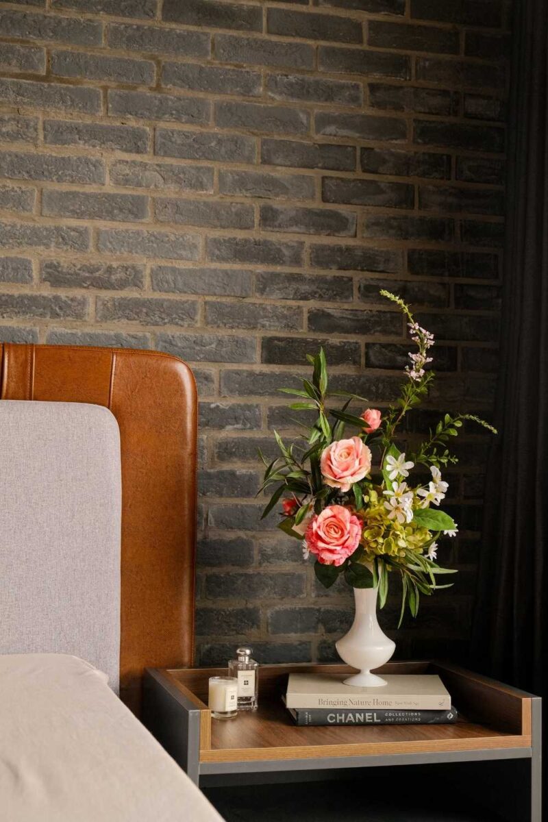Bình hoa để bàn mix tú cầu hoa hồng cành lá xanh