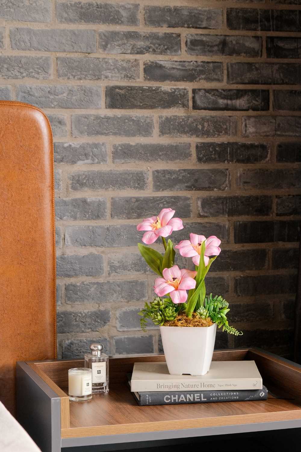 Bình hoa để bàn tulip nở tone hồng mix sen đá