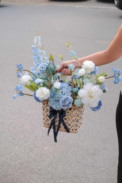 Giỏ hoa quà tặng mix tú cầu mẫu đơn tulip phi yến tone xanh