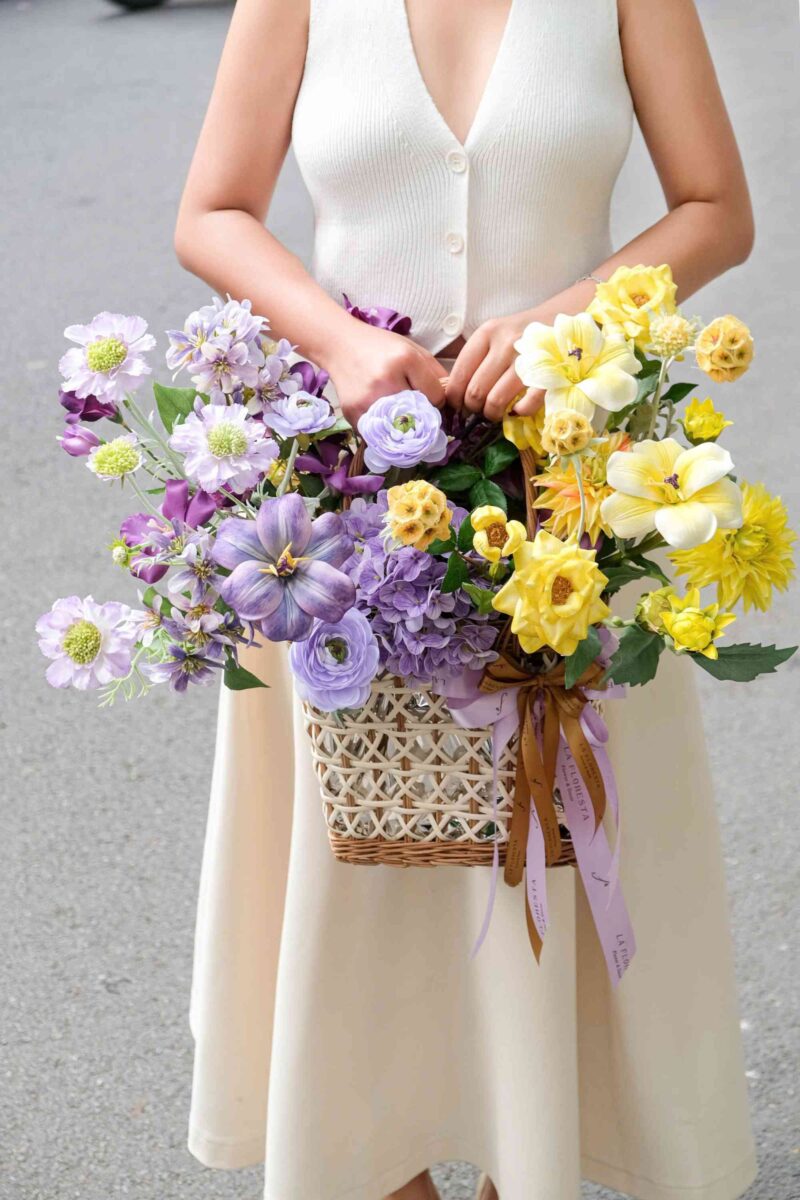 Giỏ hoa quà tặng mix tú cầu tulip thược dược tone vàng tím