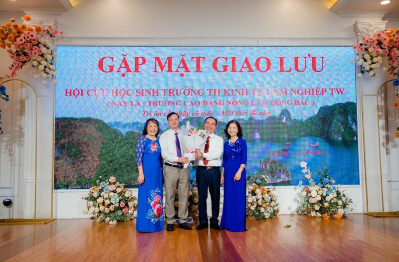 Truyền thống tặng quà thầy cô nhân dịp họp lớp