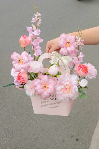Túi hoa quà tặng mix tulip mẫu đơn tone hồng phấn