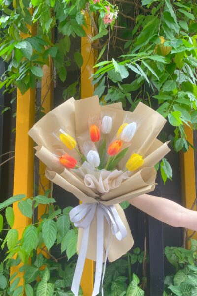 Bó hoa tulip 9 bông tone trắng vàng cam