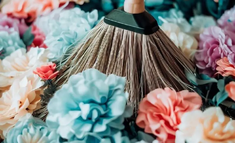 Cách vệ sinh hoa lụa bằng chổi và khăn