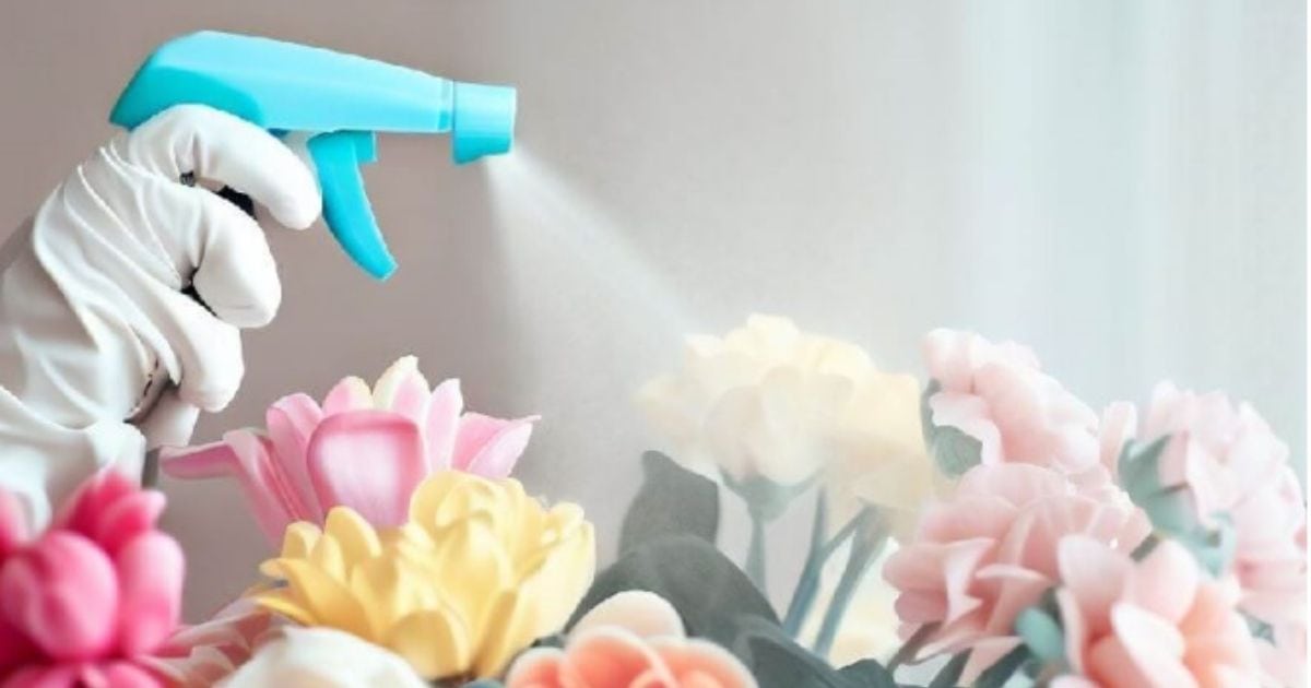 Sử dụng dung dịch vệ sinh trong cách làm sạch hoa lụa