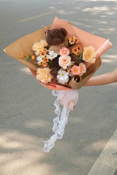 Bó hoa mix mẫu đơn cúc nhỏ kèm gấu tone nâu