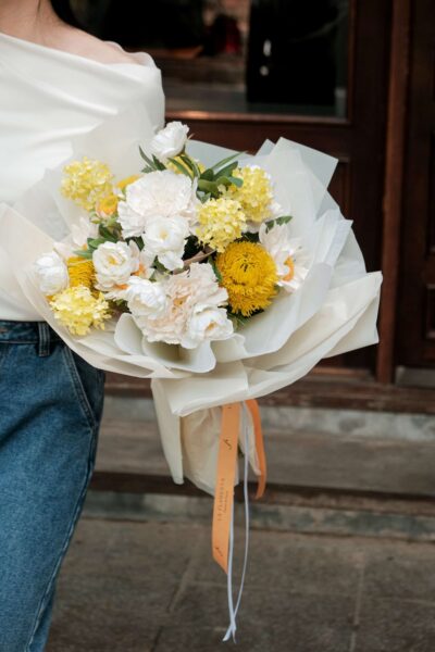 Bó hoa mix mẫu đơn greenwick tú cầu nhỏ tone vàng trắng