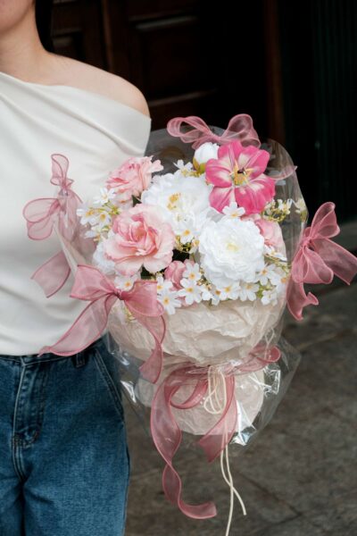 Bó hoa mix mẫu đơn tulip đính nơ tone trắng hồng