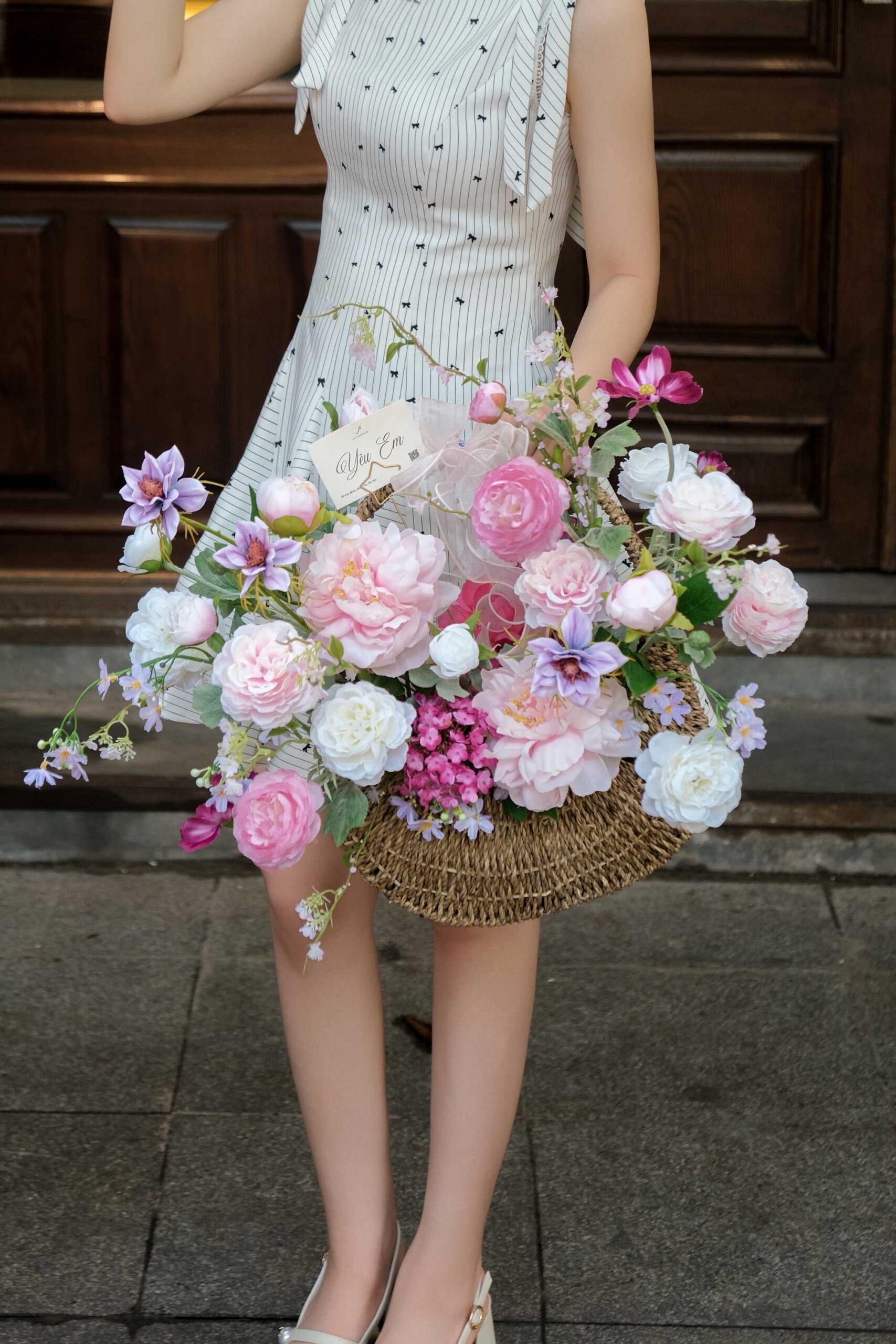 Giỏ hoa mix mẫu đơn cúc nhọn tú cầu nhỏ tone hồng tím