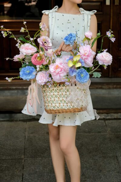 Giỏ hoa mix mẫu đơn mao lương tone hồng lam