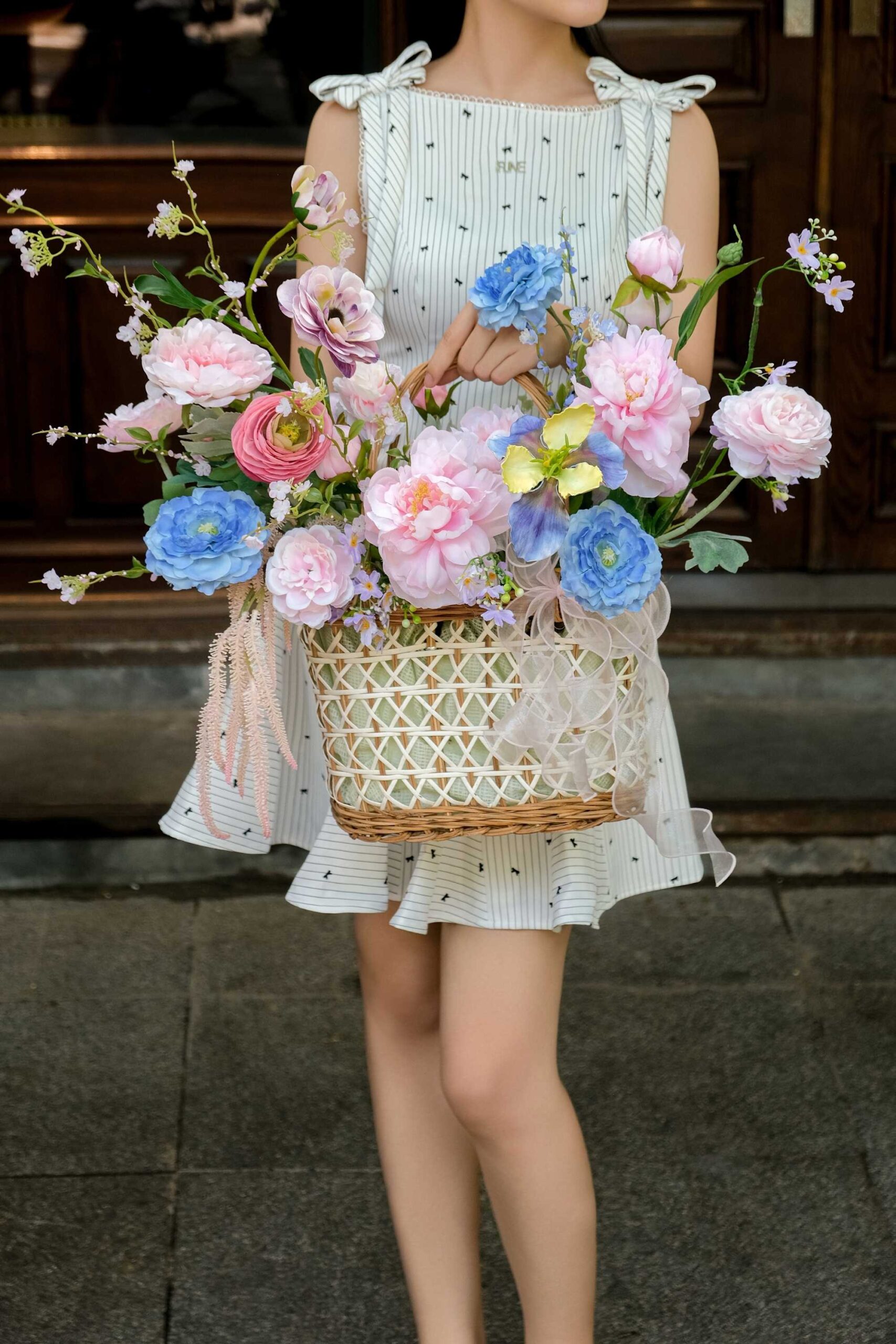 Giỏ hoa mix mẫu đơn mao lương tone hồng lam Giỏ hoa mix mẫu đơn mao lương tone hồng lam