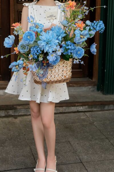 Giỏ hoa mix thược dược mẫu đơn tulip tú cầu nhỏ tone lam