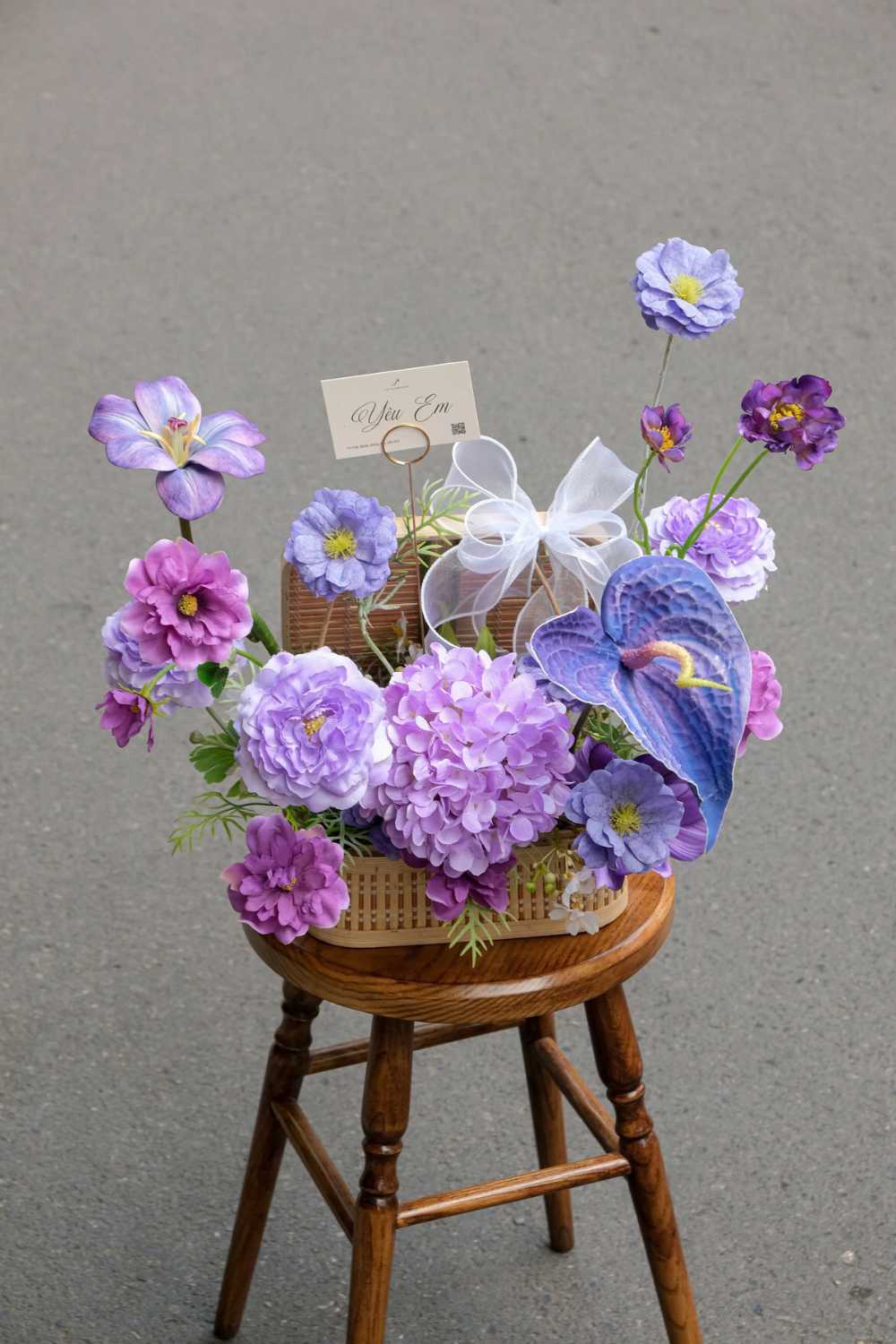 Giỏ hoa mix tú cầu tulip lá môn tone tím
