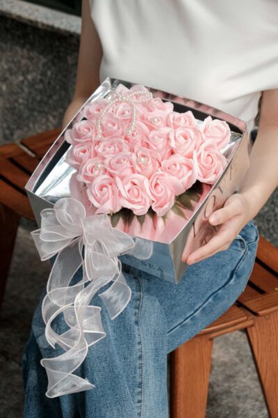 Hộp hoa hồng sáp đính nơ ngọc trai