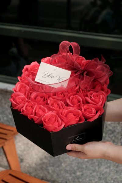 Hộp hoa hồng sáp đỏ đính nơ voan