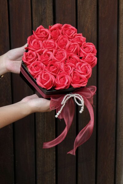 Hộp hoa hồng sáp đỏ đính kèm nơ voan ngọc trai