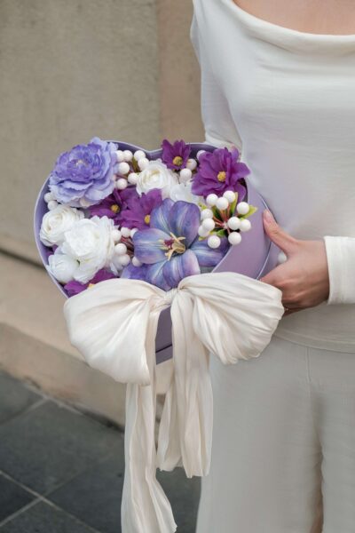 Hộp hoa mix hoa hồng tulip kèm nơ lụa tone tím trắng