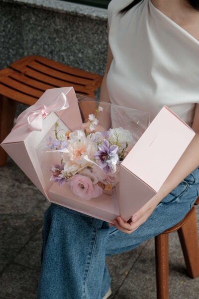 Hộp hoa mix mẫu đơn cúc nhọn tone kem hồng