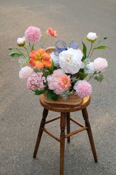 Lẵng hoa mix mẫu đơn tulip pingpong tone trắng hồng cam