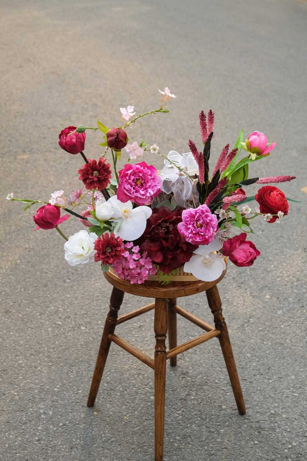 Lẵng hoa mix mẫu đơn tulip tone đỏ sen Lẵng hoa mix mẫu đơn tulip tone đỏ sen