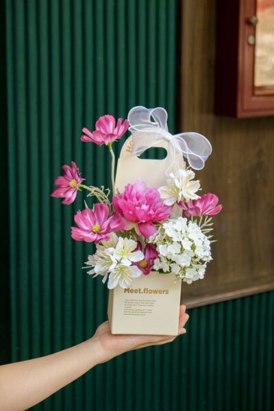 Túi hoa mix mẫu đơn tú cầu cúc bướm tone hồng trắng