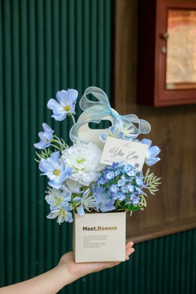 Túi hoa mix mẫu đơn tú cầu cúc bướm tone lam trắng