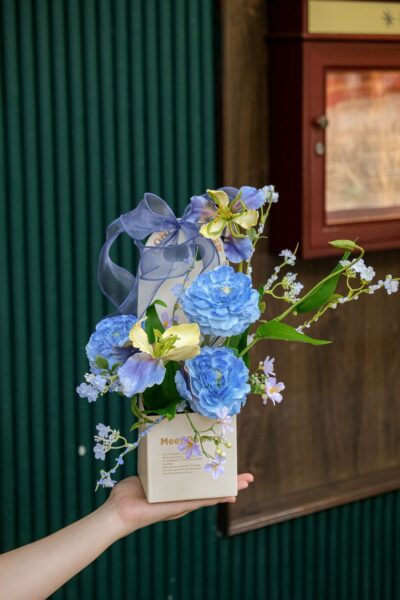 Túi hoa mix mẫu đơn tuyết mai tone lam