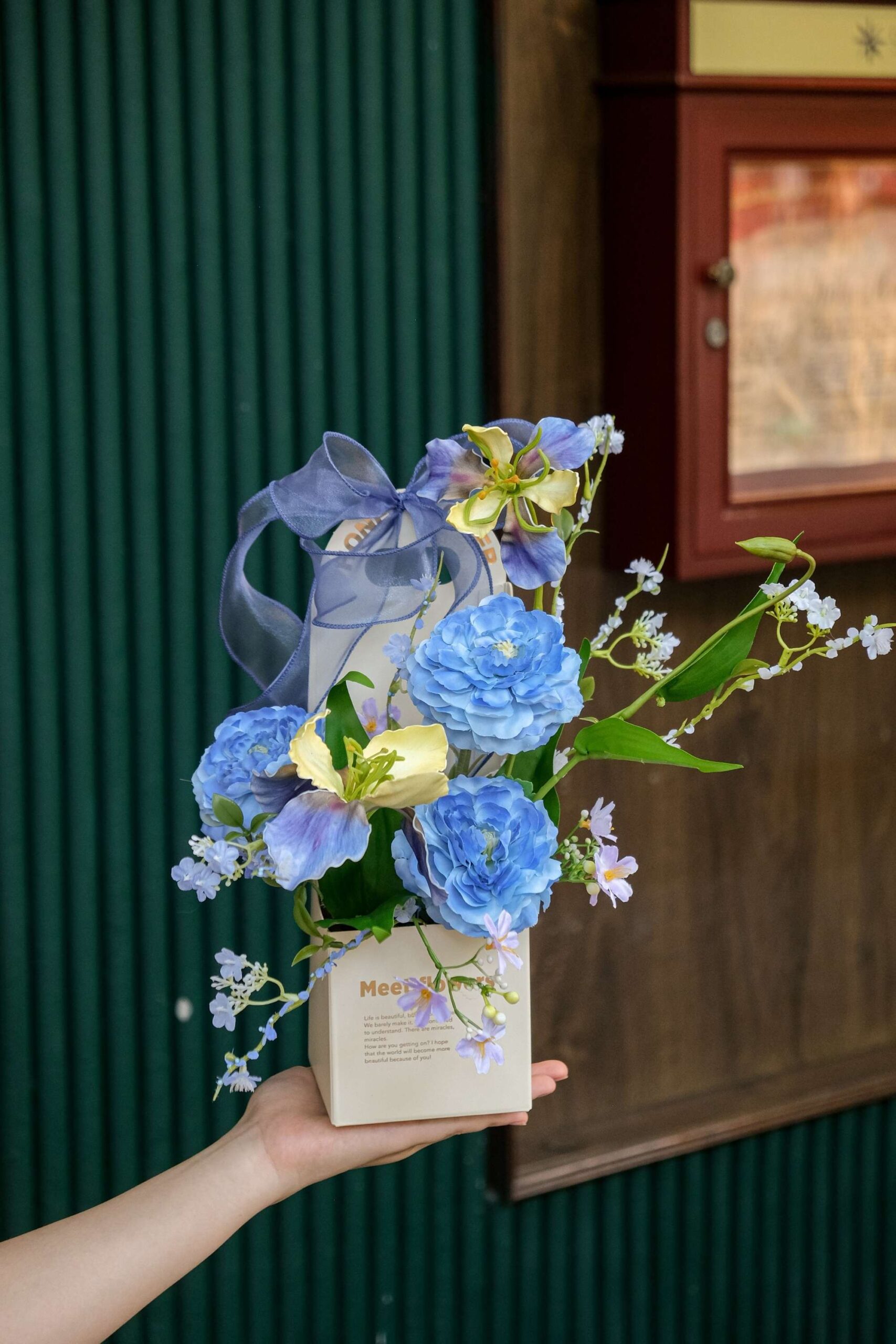 Túi hoa mix mẫu đơn tuyết mai tone lam Túi hoa mix mẫu đơn tuyết mai tone lam