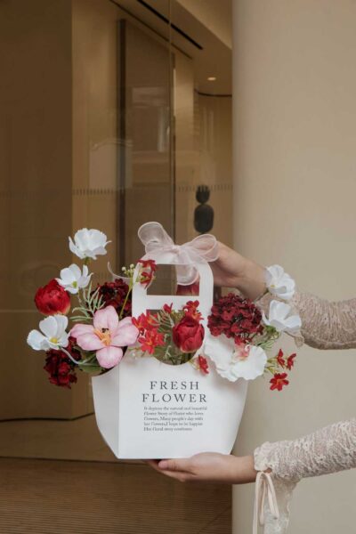 Túi hoa mix tulip tú cầu cúc bướm tone đỏ trắng
