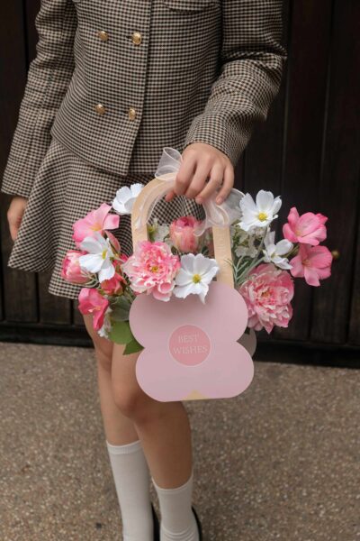 Túi hoa mix mẫu đơn cúc bướm tone trắng hồng