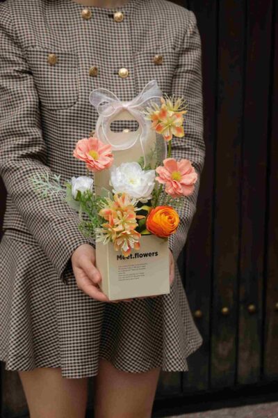 Túi hoa mix mẫu đơn trà cúc tone cam