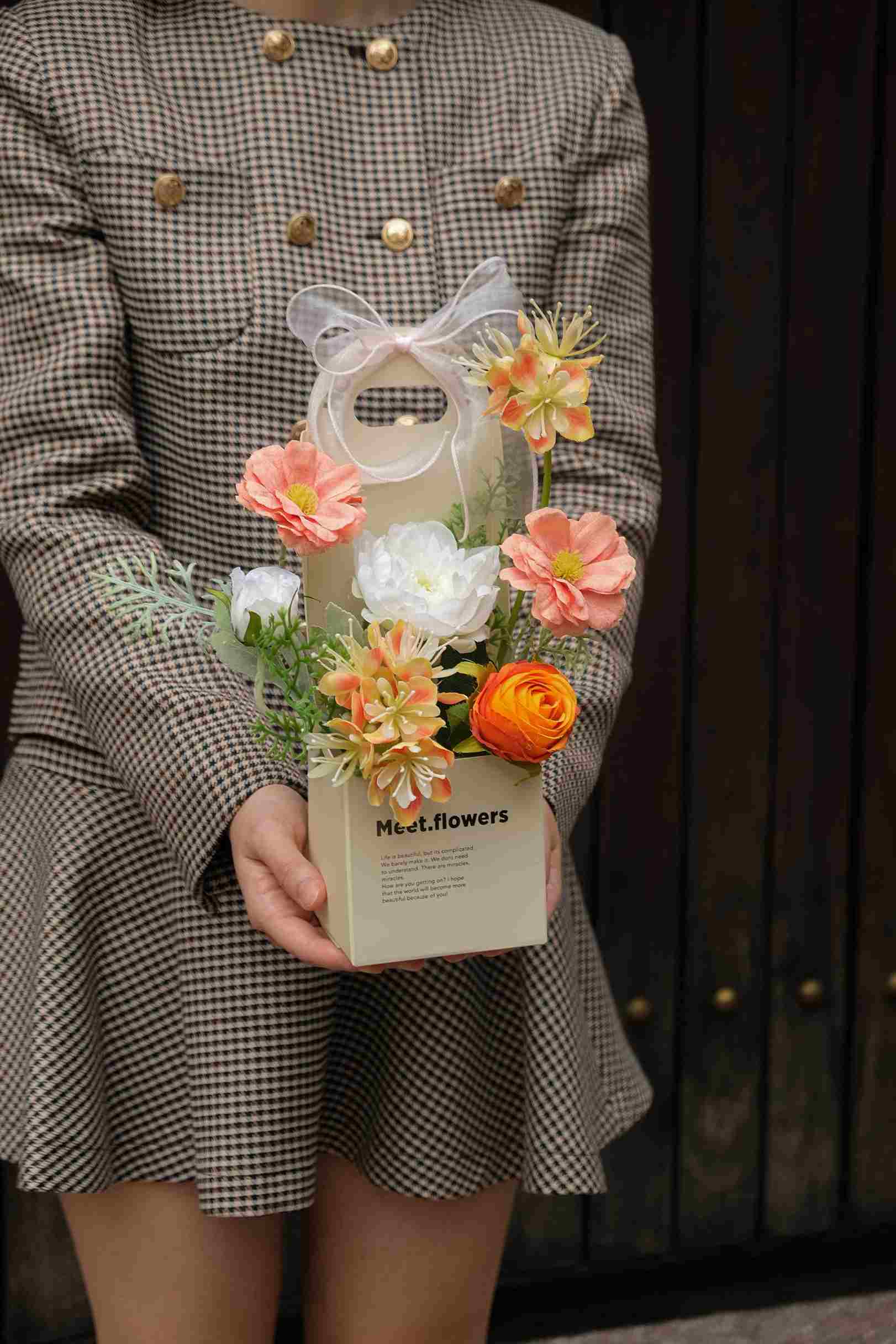 Túi hoa mix mẫu đơn trà cúc tone cam